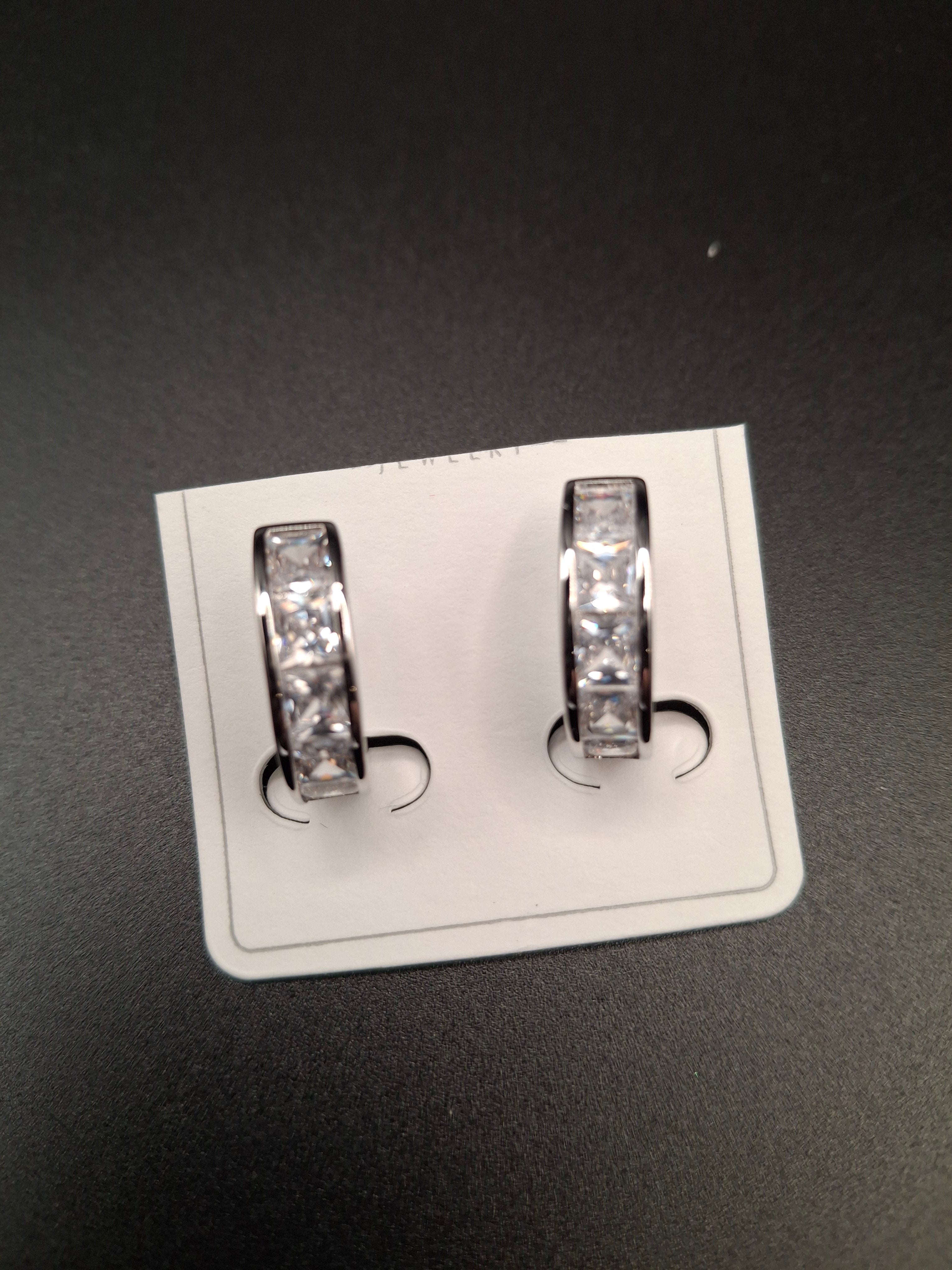 diamond-silver-earrings