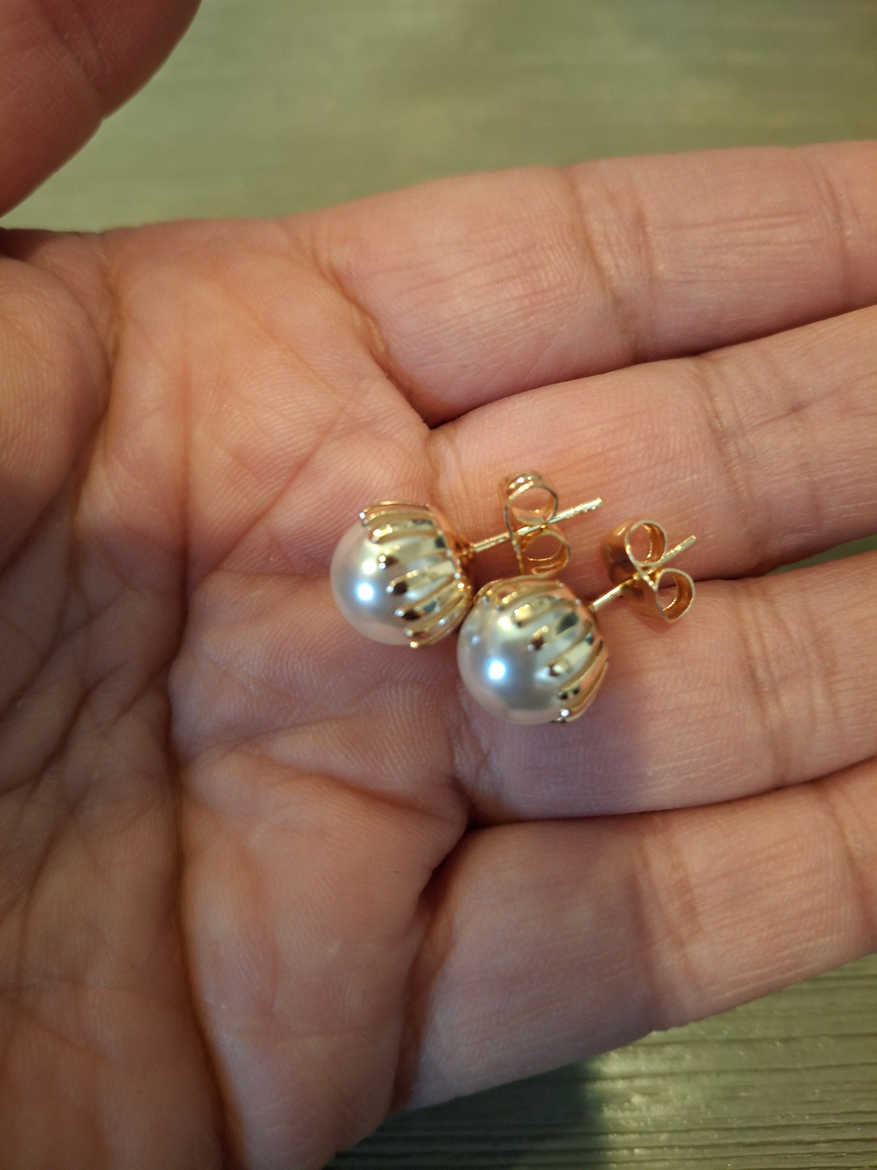 Gold pearl studs