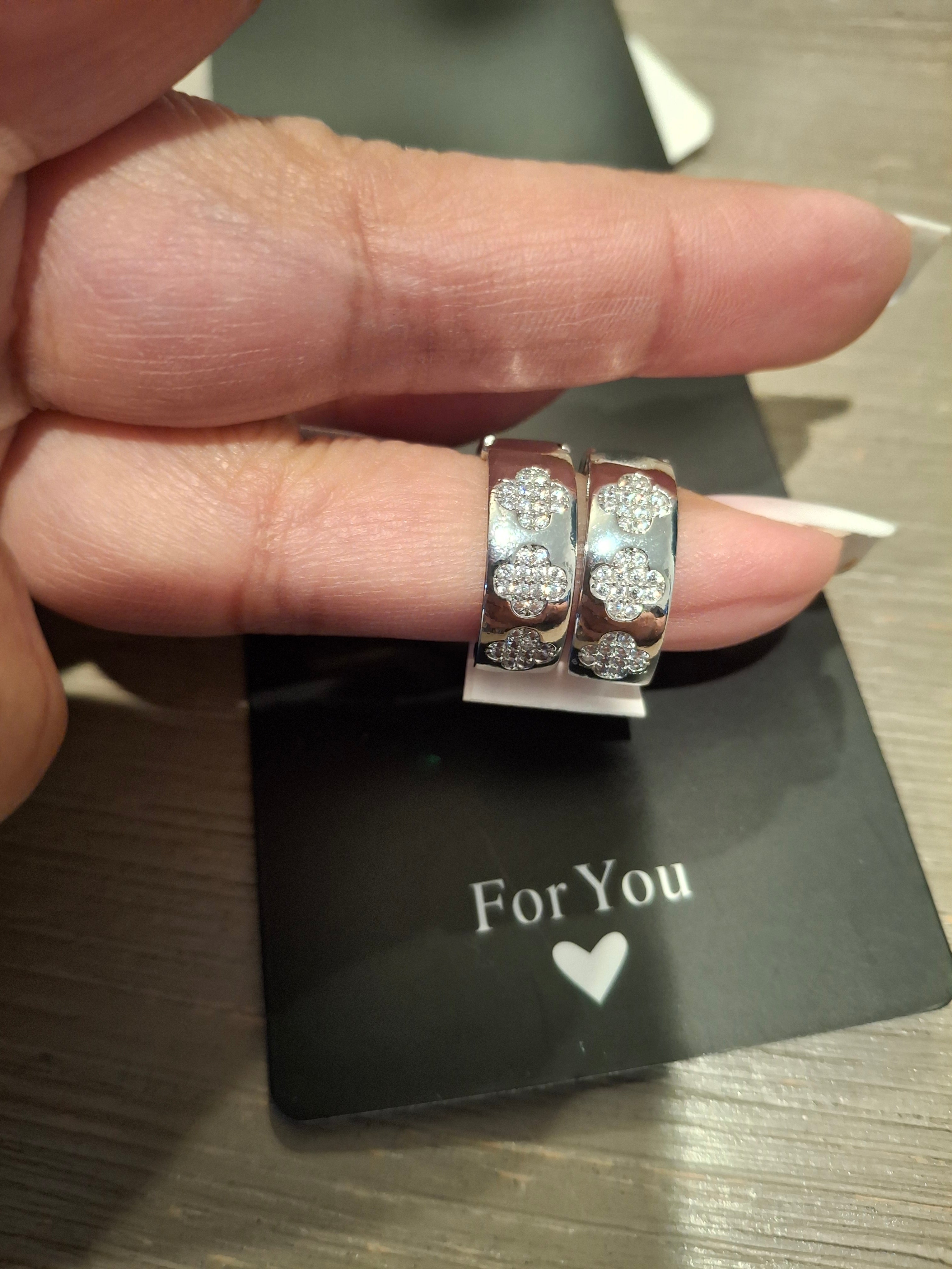 Silver print flower diamond