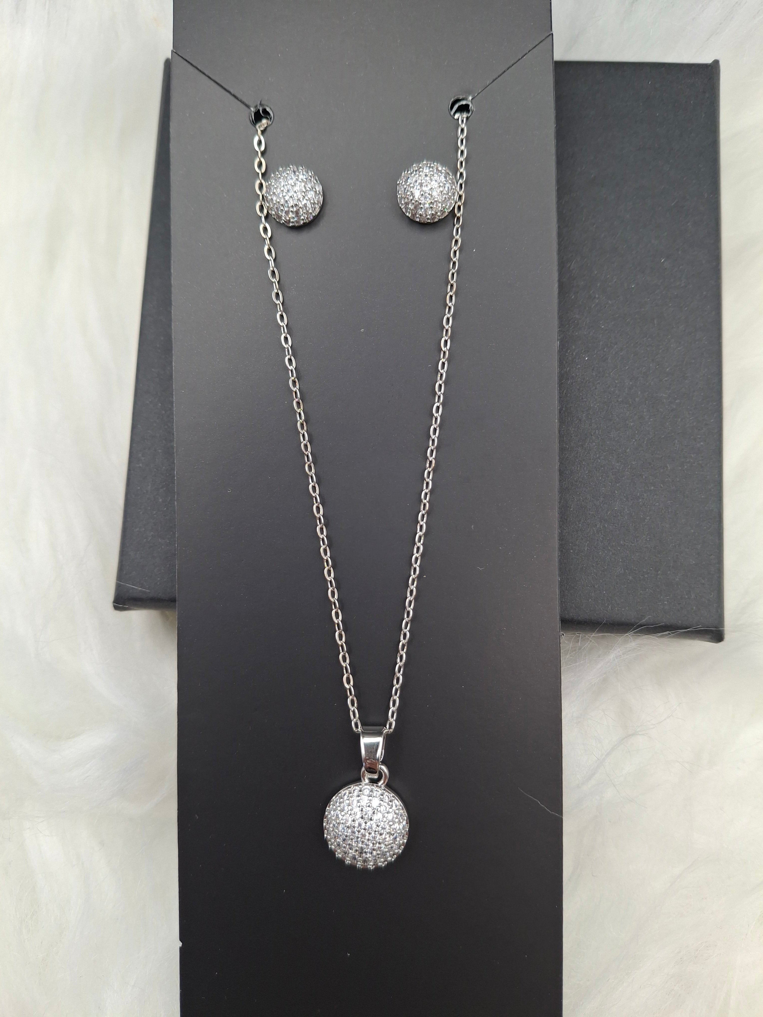 Silver stud set