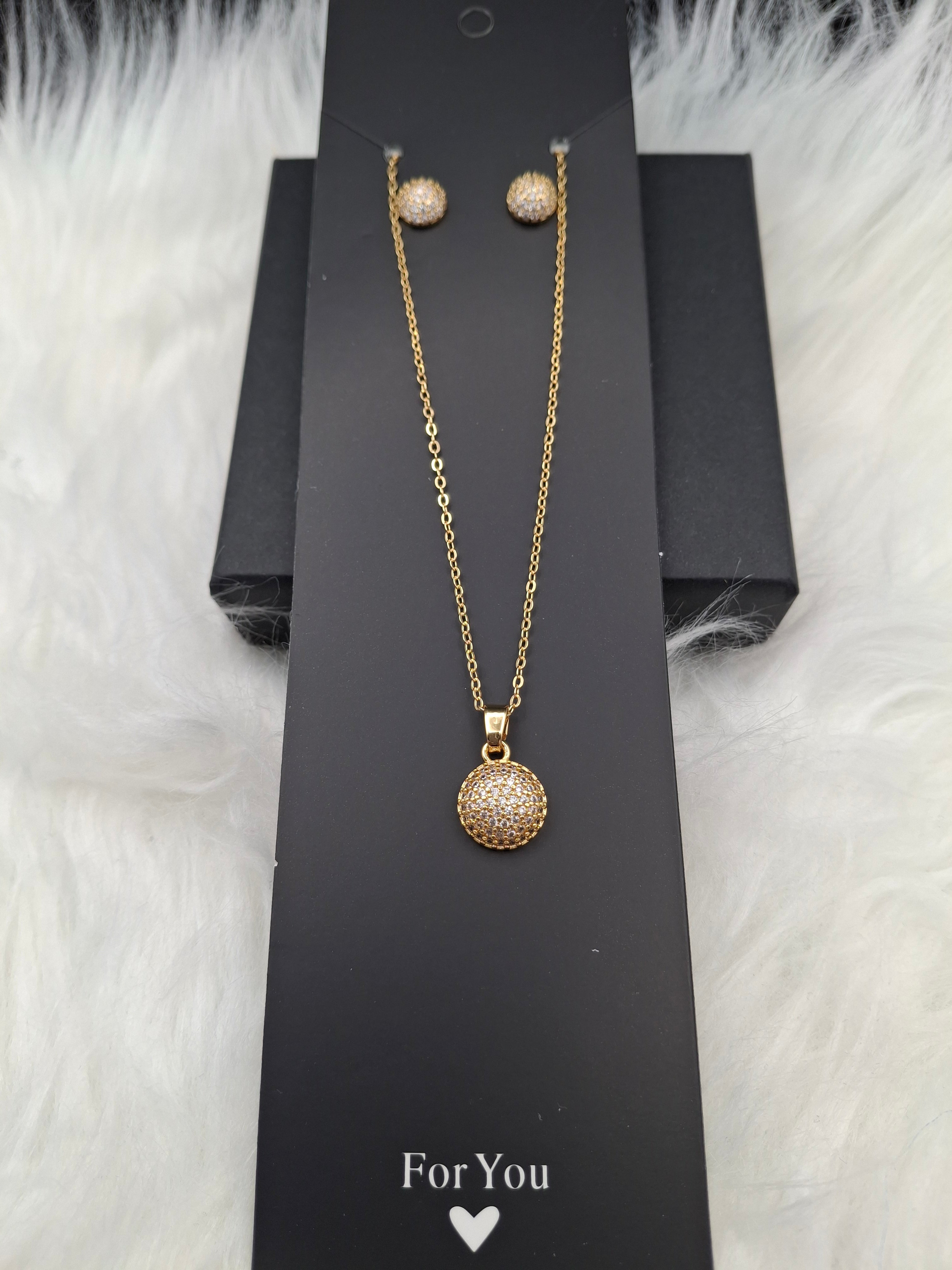 Gold stud set