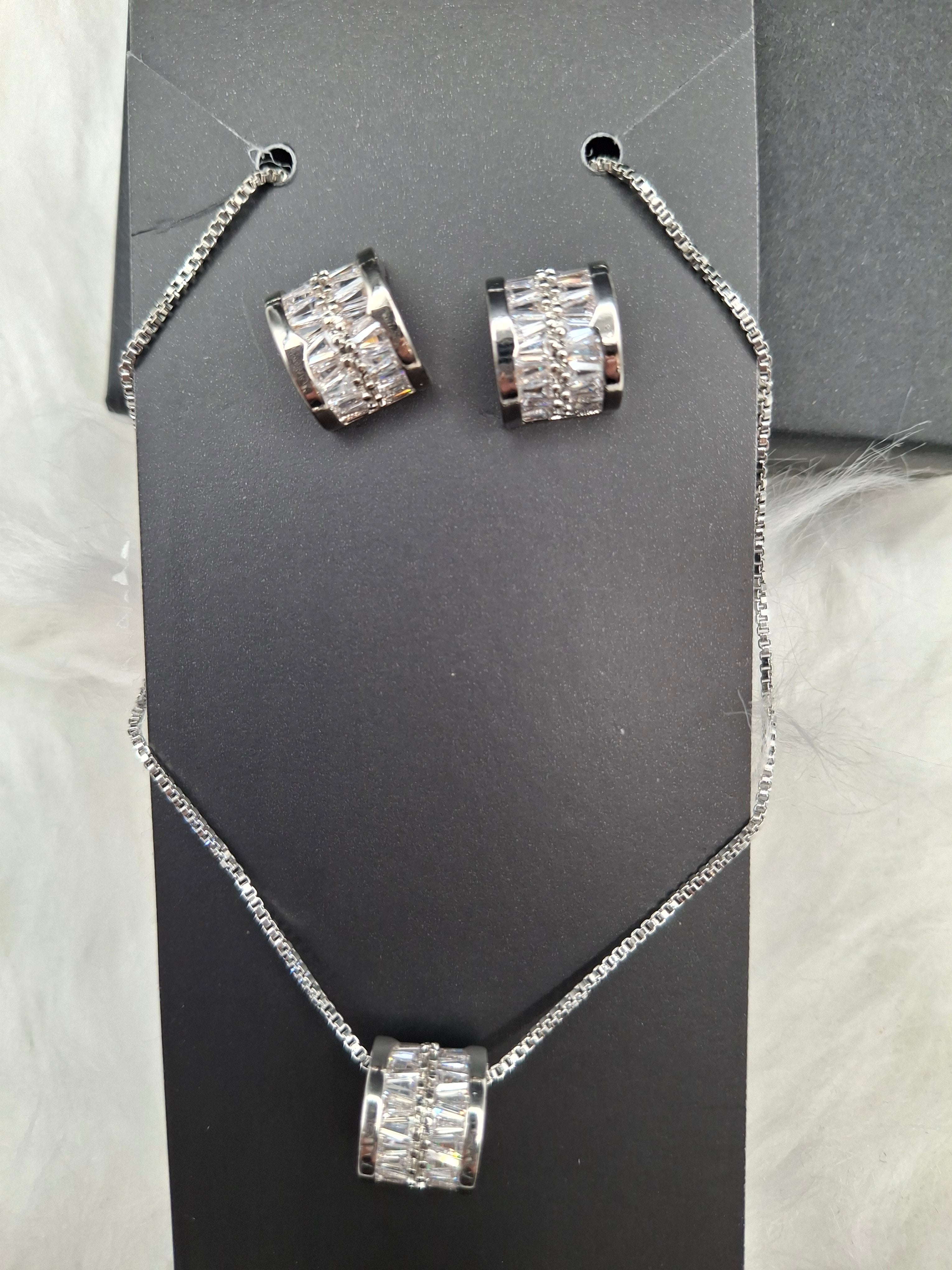 Silver diamond/ round set