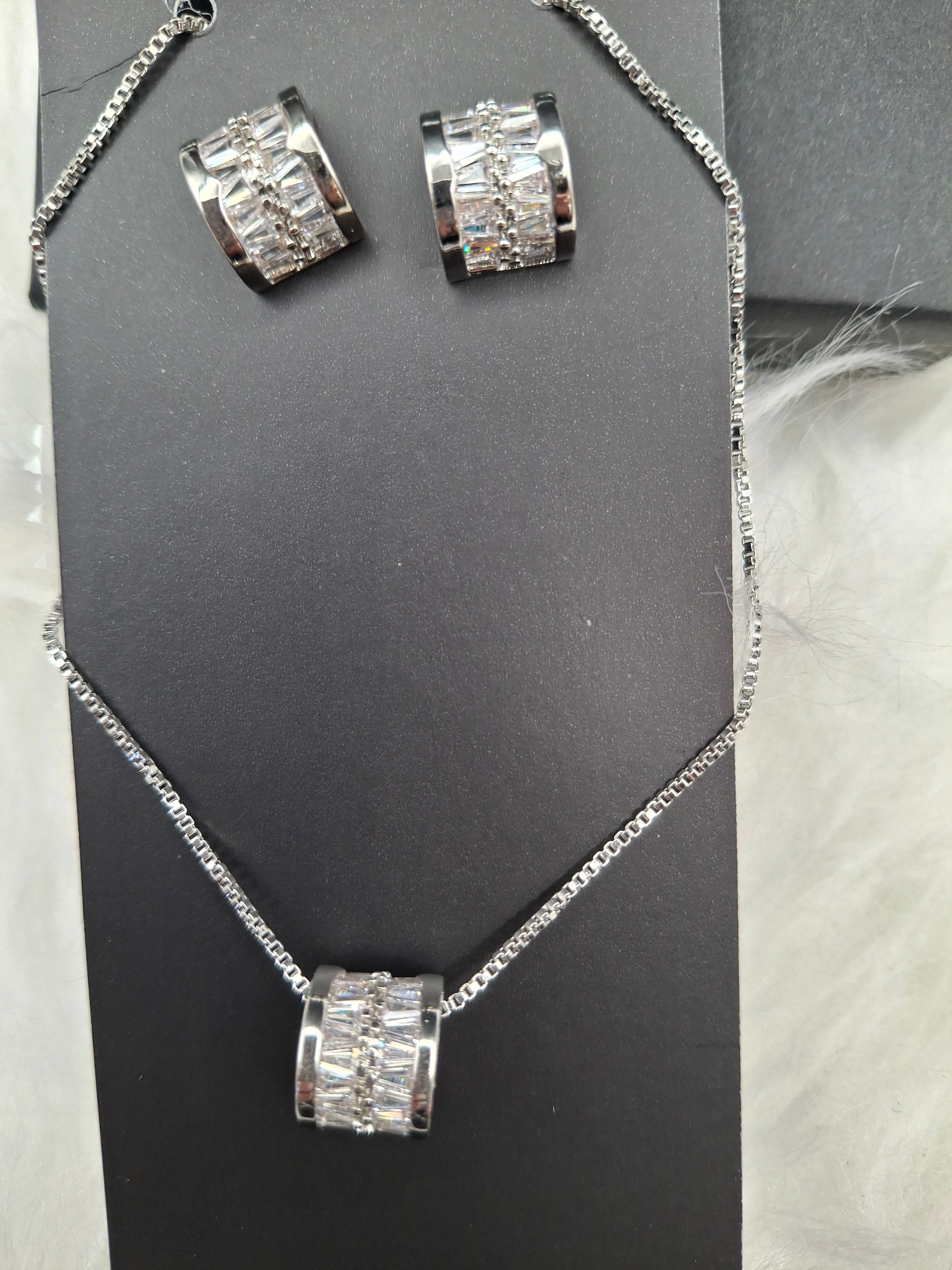 Silver diamond/ round set