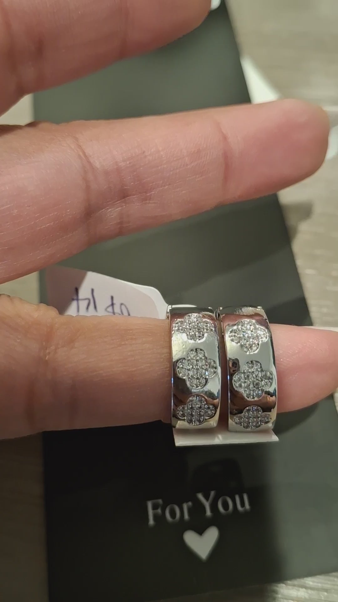 Silver print flower diamond