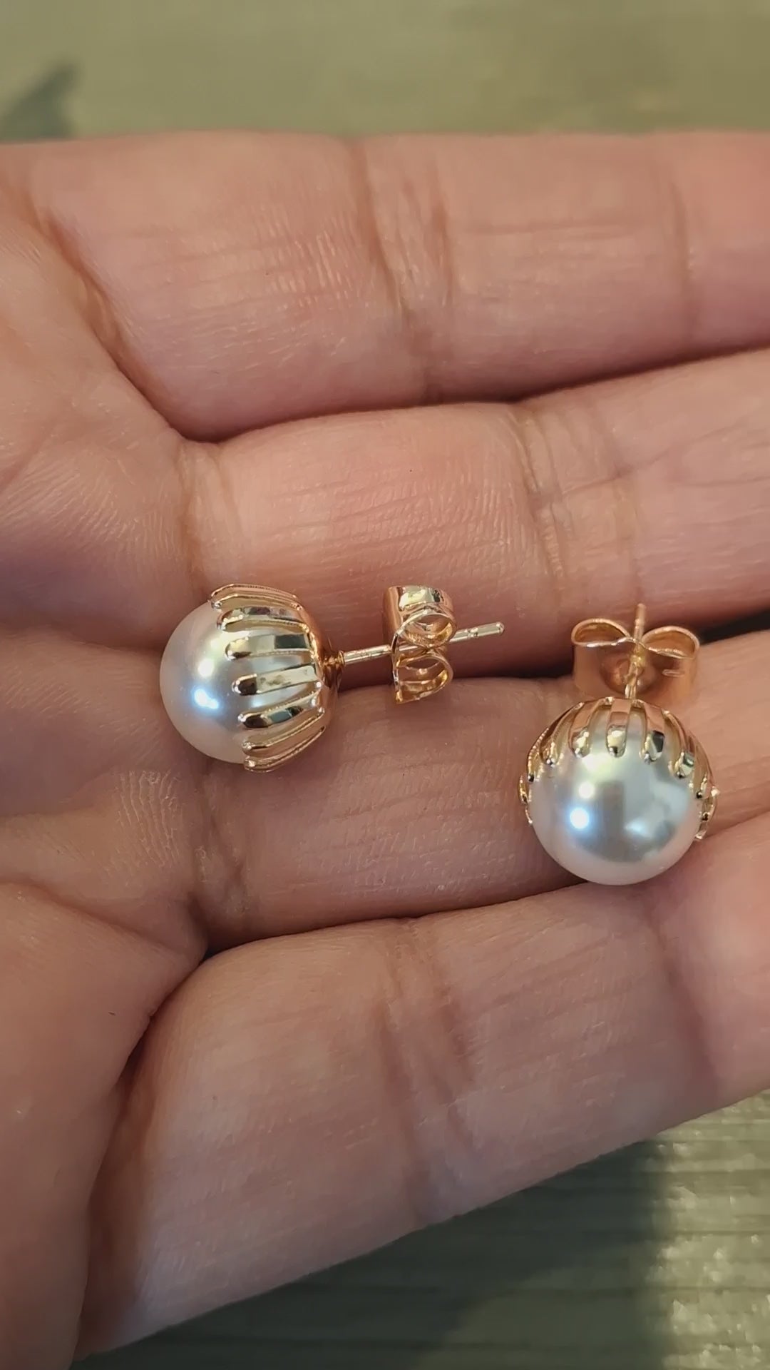 Gold pearl studs