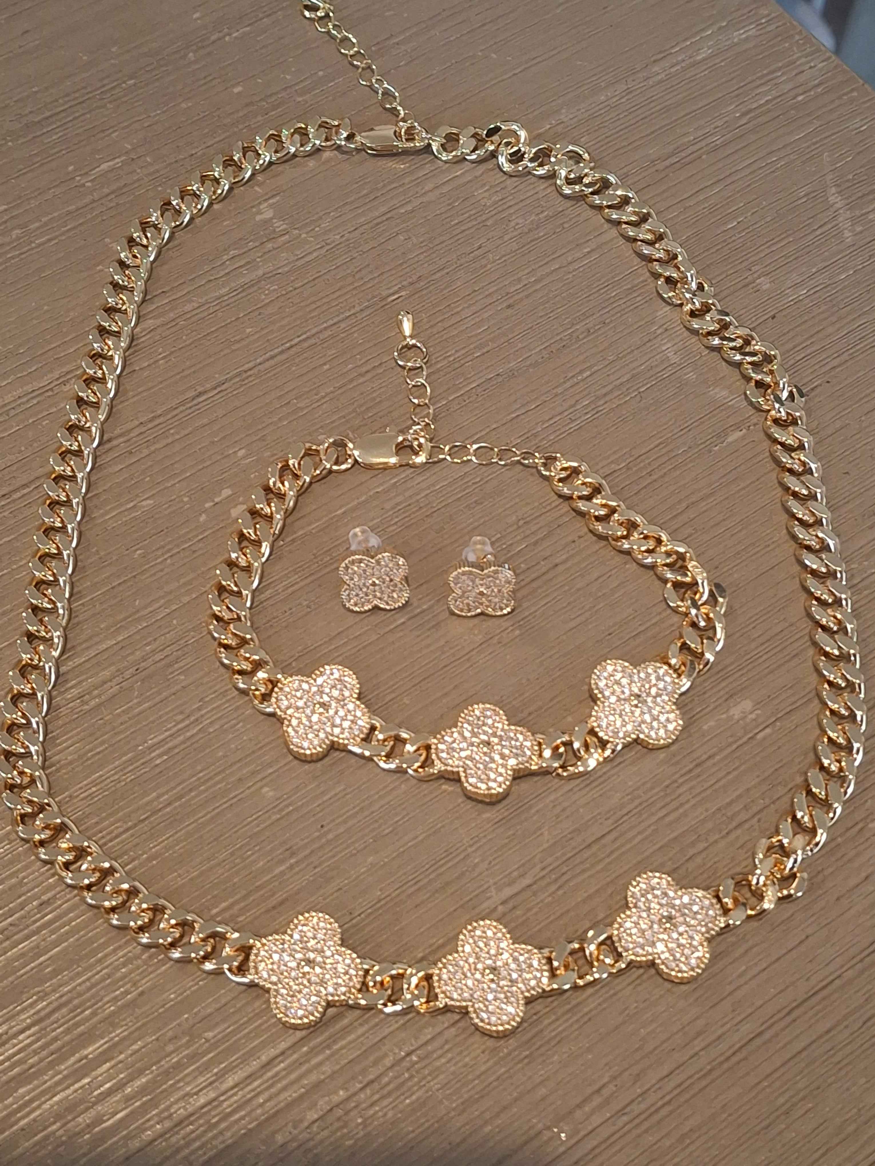 Gold sparkly necklace