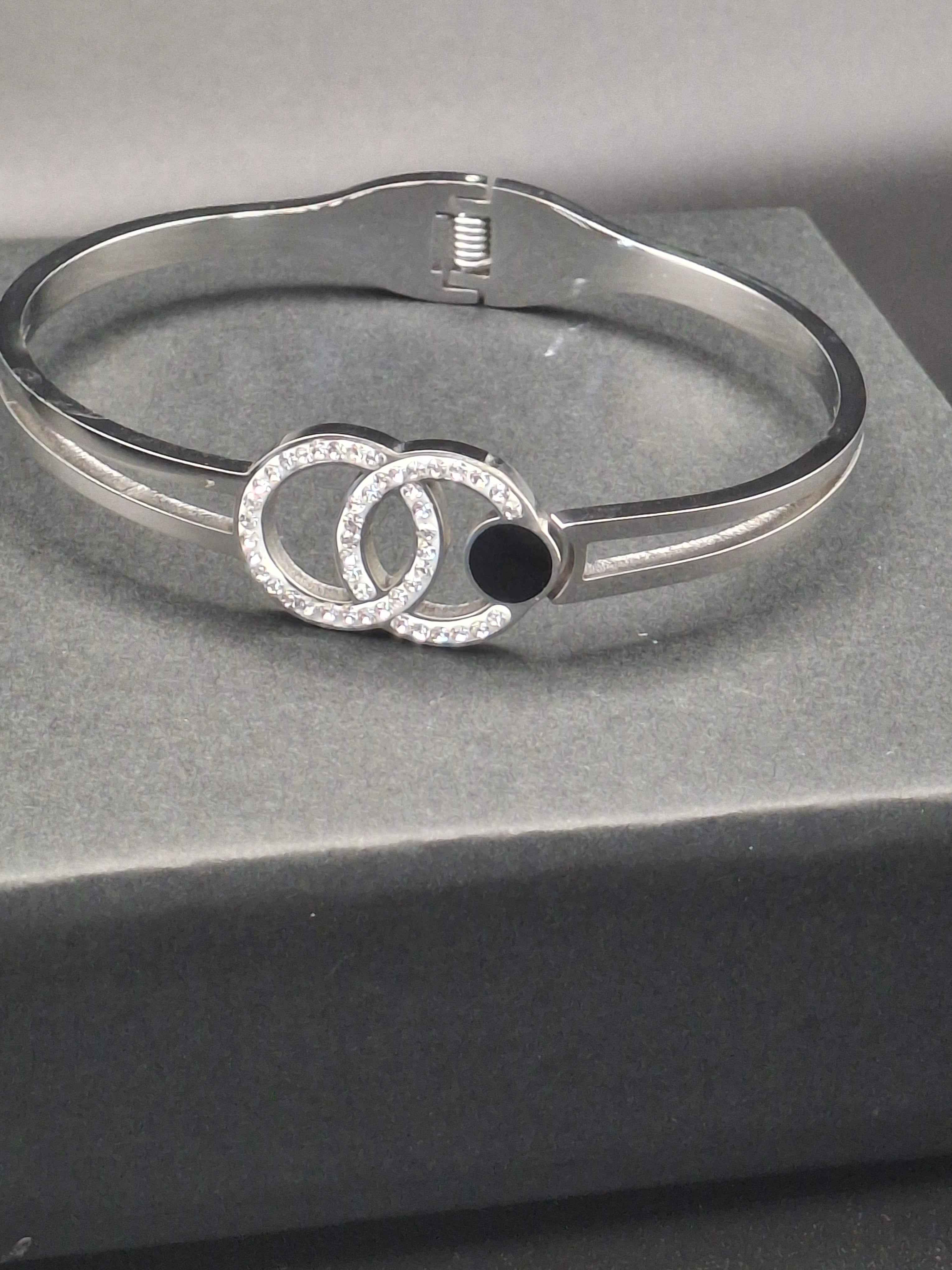 Round black/white bangle