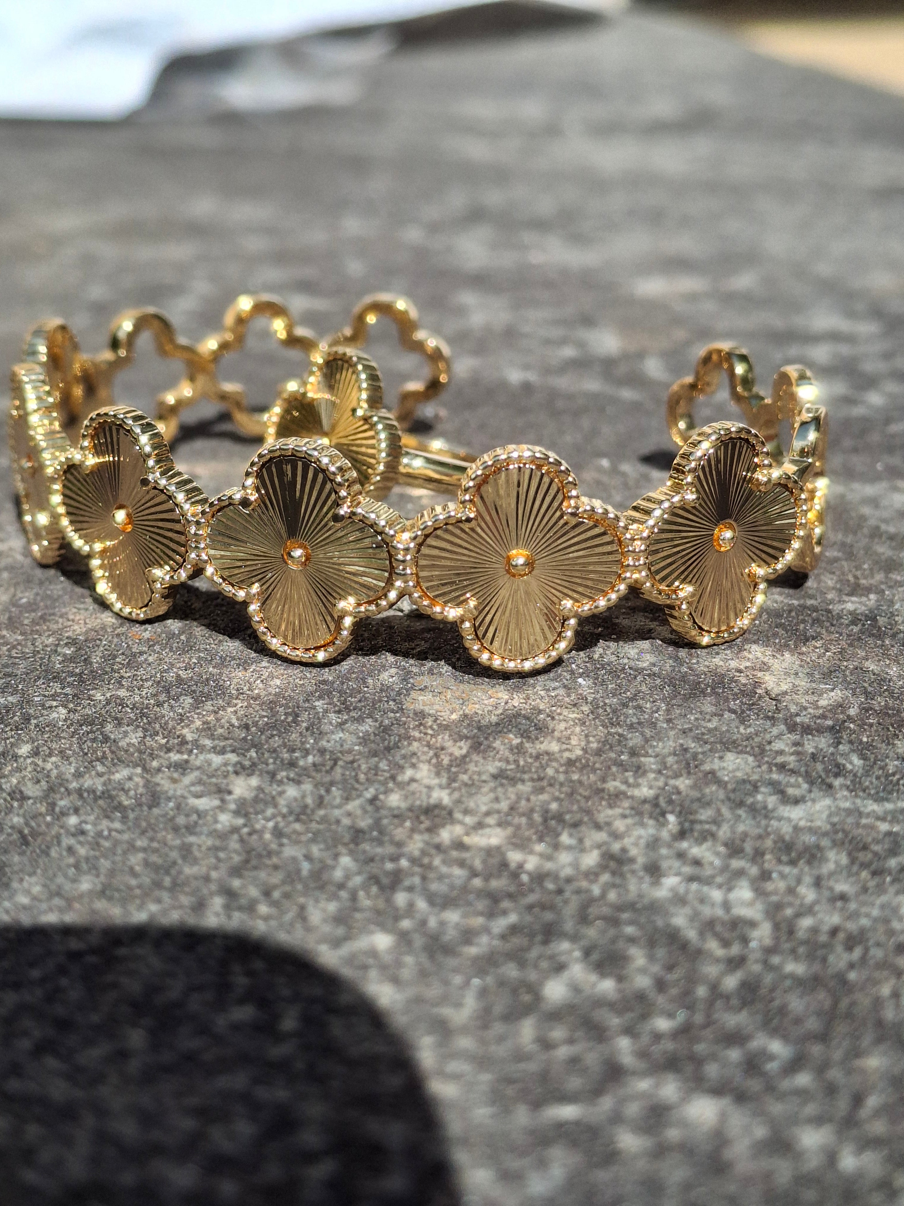 Gold bangle flower set
