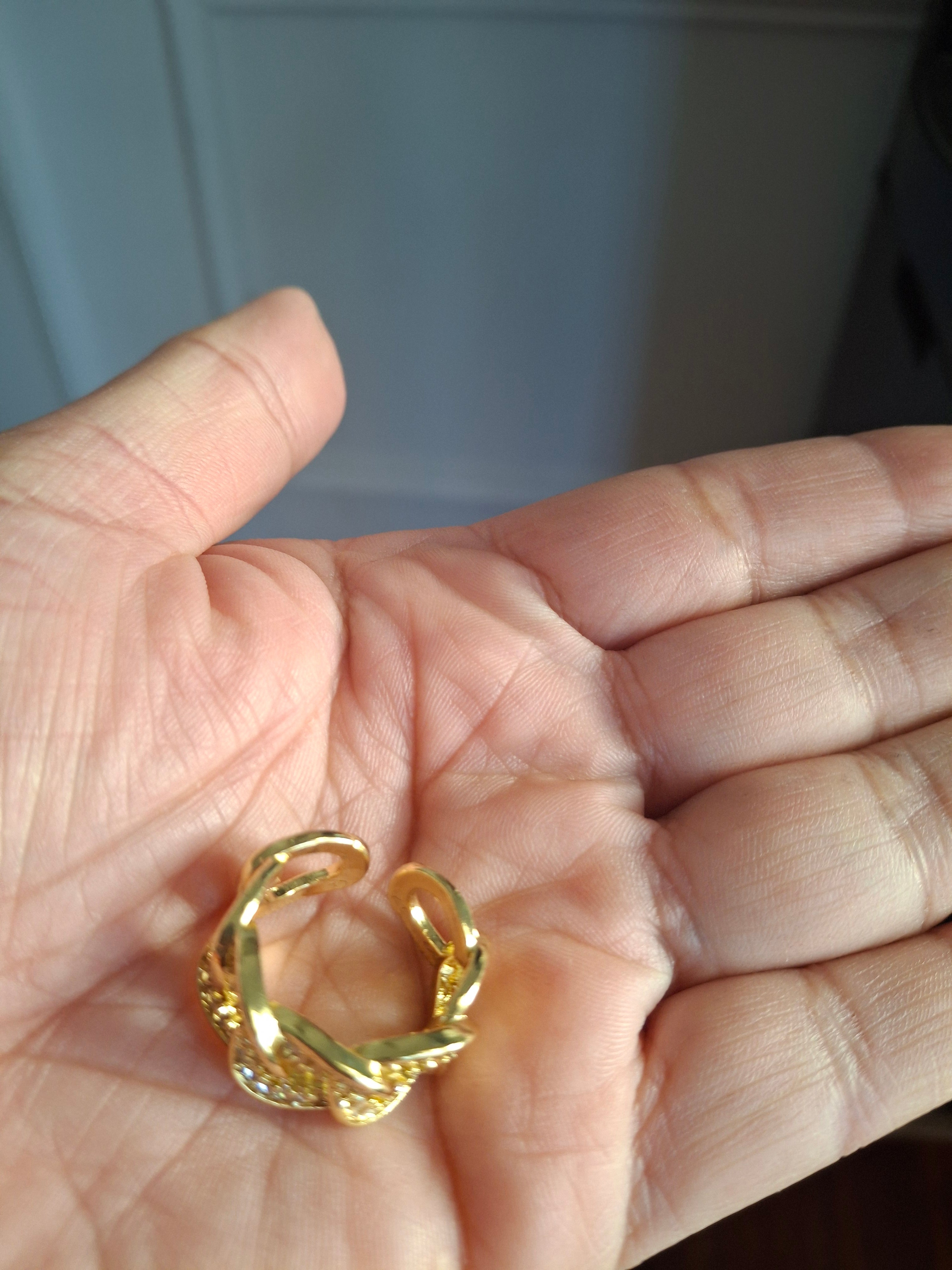 Adjustable gold ring