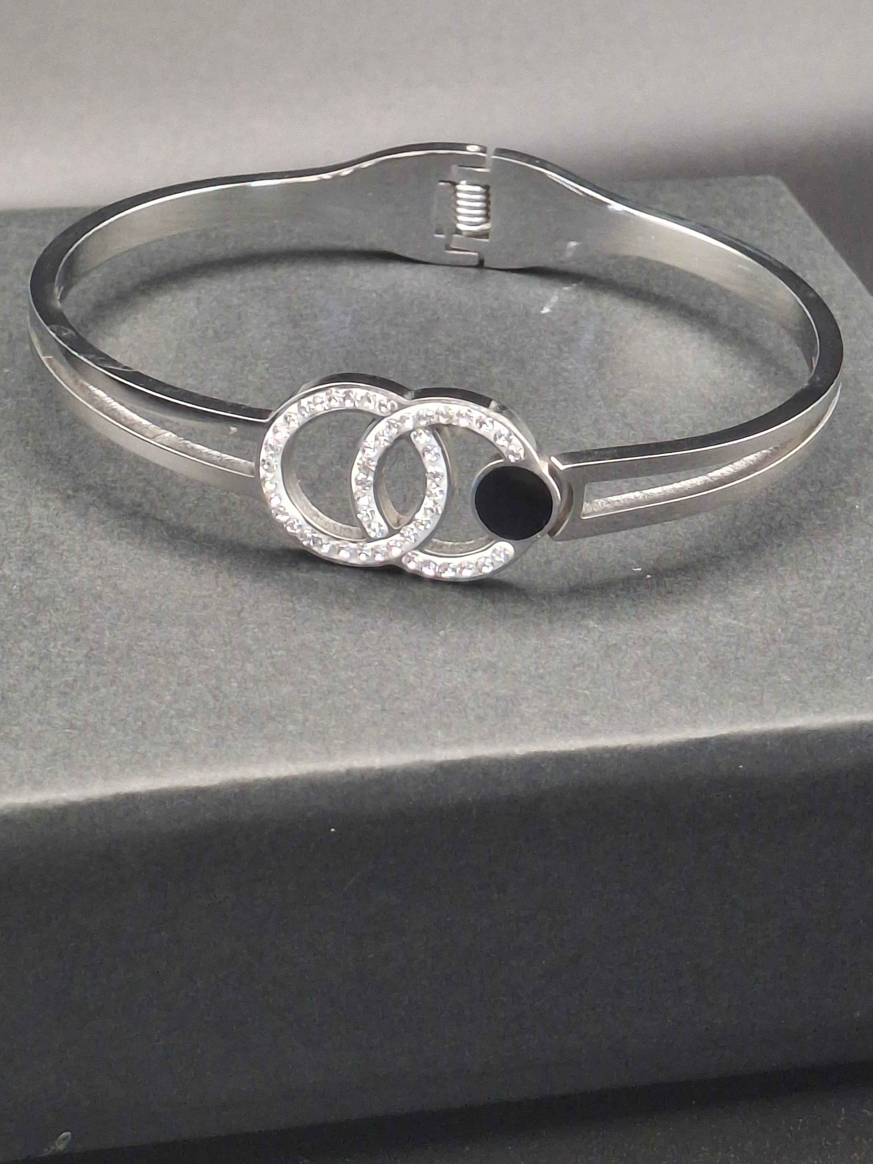 round-black-white-bangle