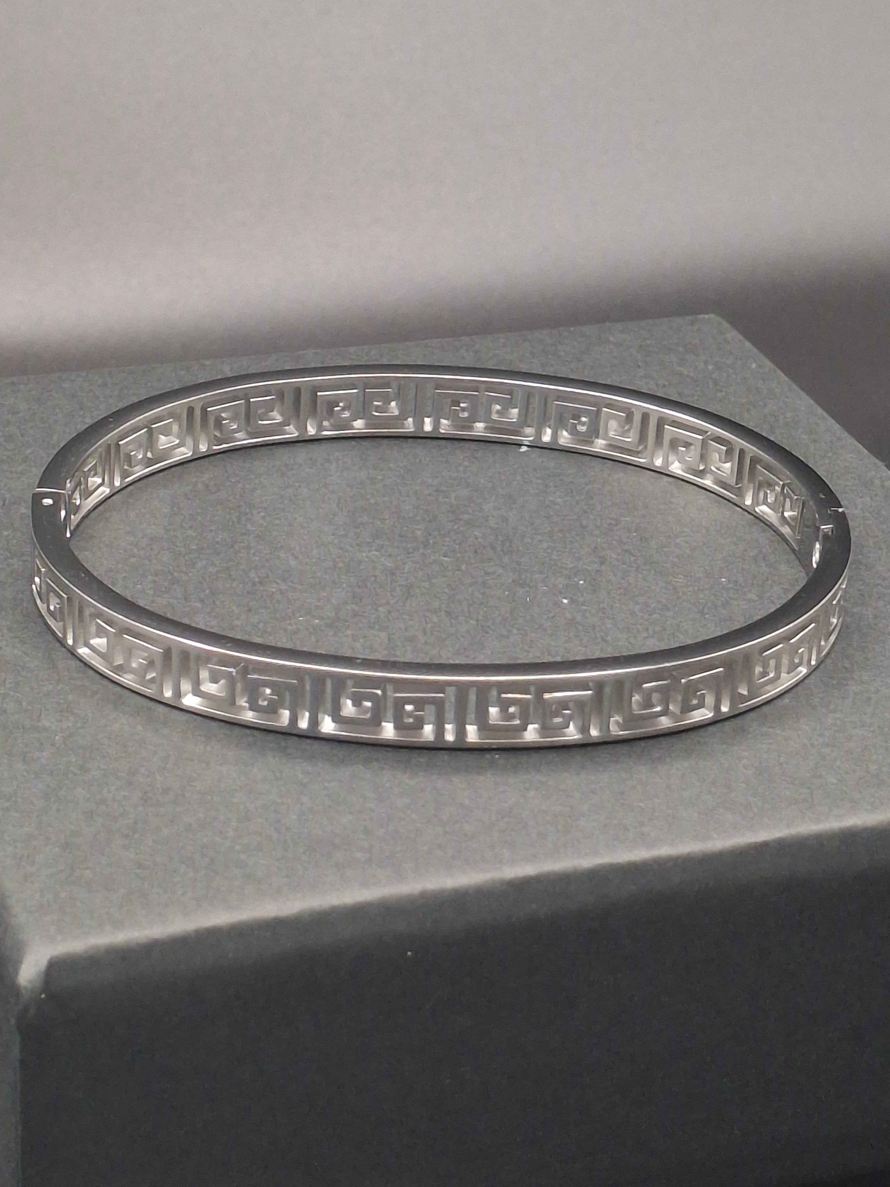 Silver versa stainless bangle