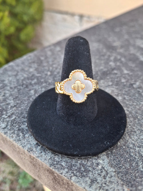 Concha flower ring