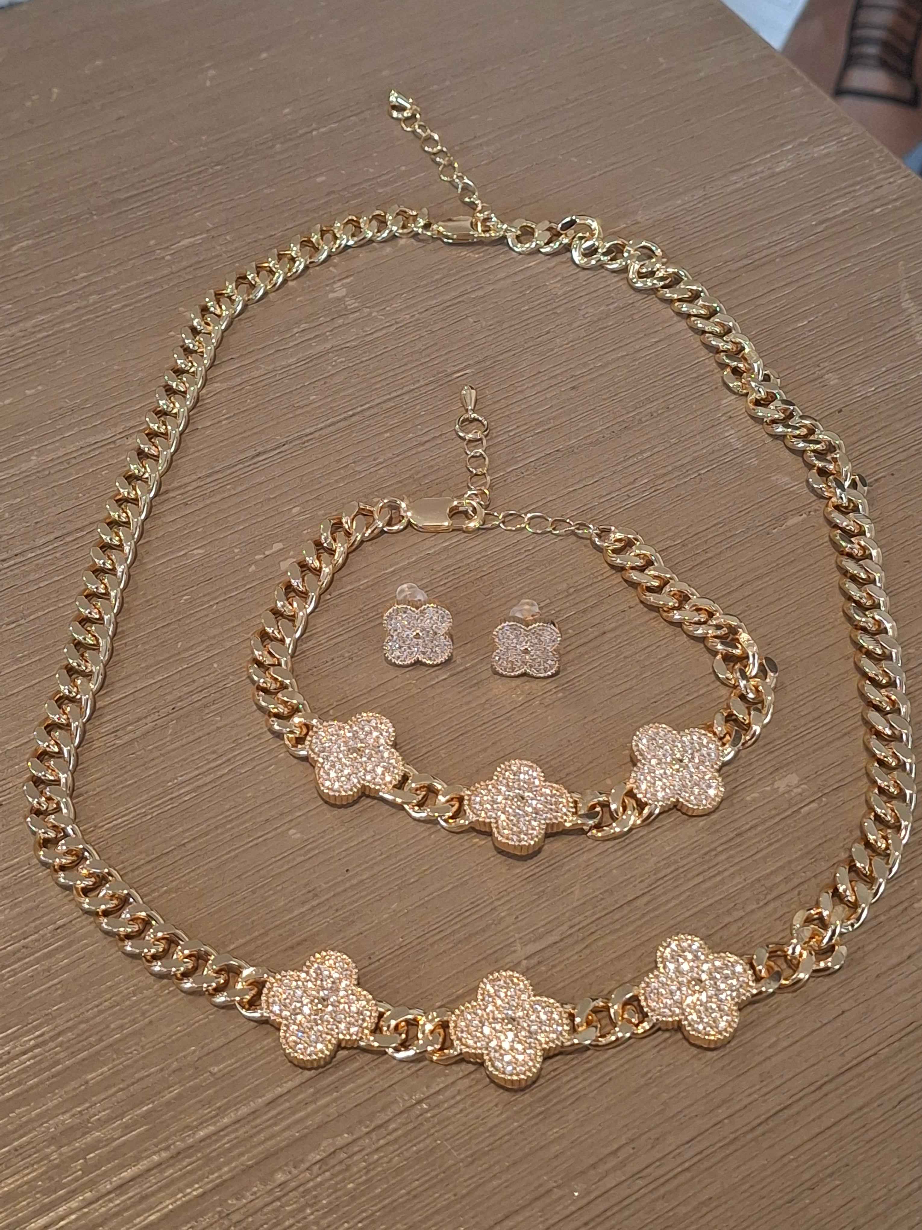 Gold sparkly necklace